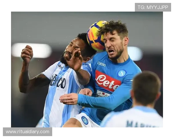 诺伊尔与队友默契配合，防守体系表现稳健