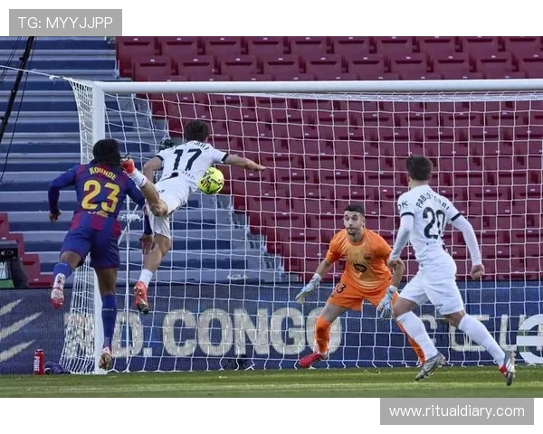 巴萨整体防守问题显现,频繁失位情况对赛季表现造成影响 巴萨整体防守问题显现,频繁失位情况对赛季表现造成影响